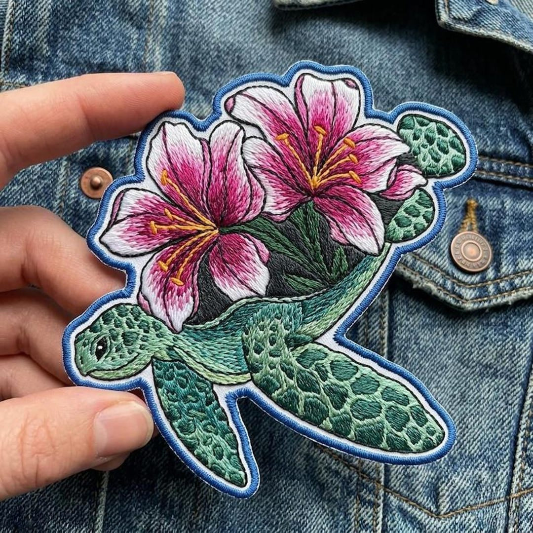 Sea Turtle Pink Lily Floral Ocean Wildlife Iron On Embroidered Patch — Iron-on patch